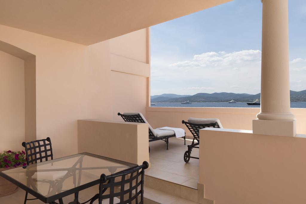 Hotel La Residence De La Pinede Сен Тропе Стая снимка